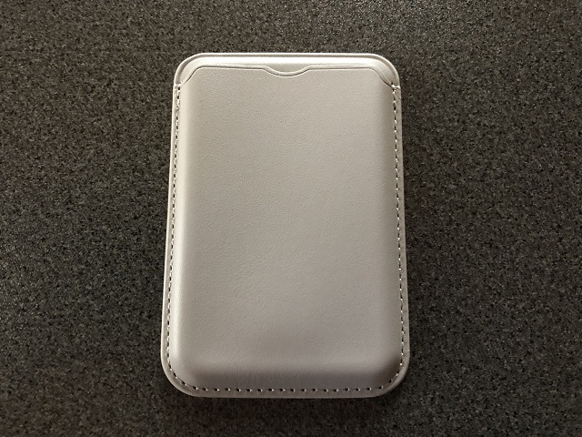 ダイソーのMagSafe対応カードケースを正面から見たところ