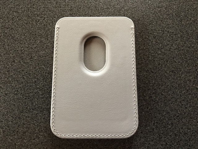 ダイソーのMagSafe対応カードケースを裏から見たところ