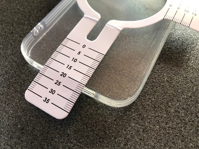 MagSafe対応シールを貼るためのガイド ケースの下
