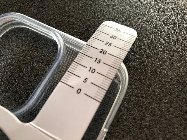 MagSafe対応シールを貼るためのガイド ケースの上