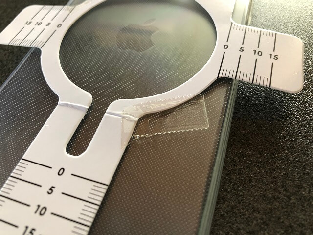 MagSafe対応シールを貼る時に使うガイドを固定する