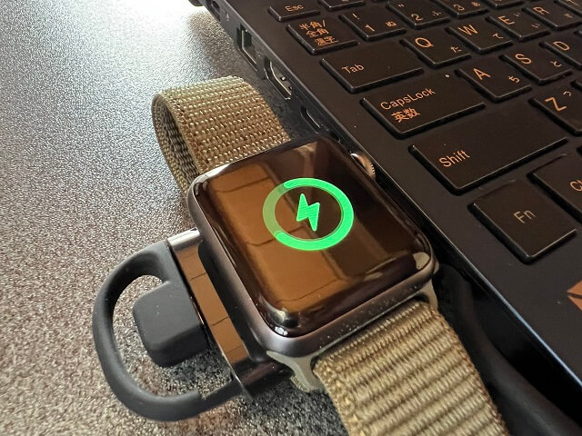 100均のダイソーで売っているApple Watch充電器を使って充電をしている様子