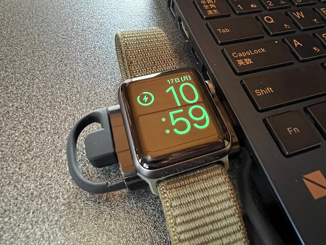 100均のダイソーで売っているApple Watch充電器を使って充電している