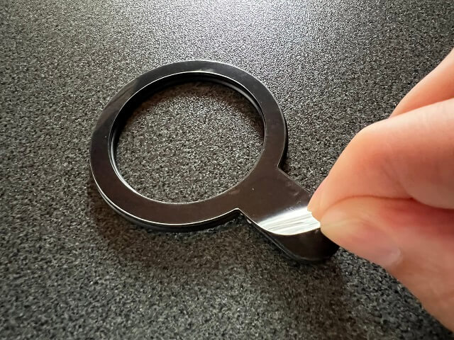 100均のキャンドゥで売っているMagSafe対応スマホリングの粘着部分