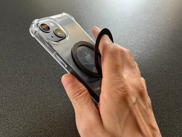 100均のキャンドゥで売っているMagSafe対応スマホリングを使用しているところ