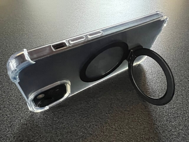 100均のキャンドゥで売っているMagSafe対応スマホリングでスタンドとして横向きに使用