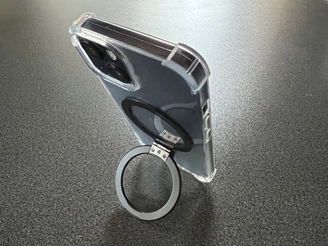 100均のキャンドゥで売っているMagSafe対応スマホリングでスタンドとして立て向きで使用