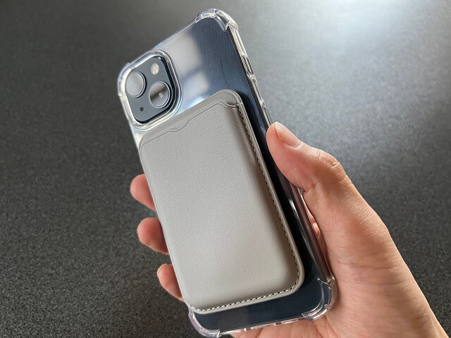 100均のキャンドゥで売っているMagSafe対応スマホリングにウォレットを装着している
