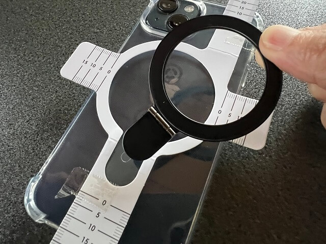 100均のキャンドゥで売っているMagSafe対応スマホリングをガイドを使って安心装着