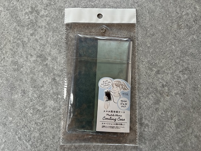 100均のセリアで販売されているスマホ冷却ケースの正面