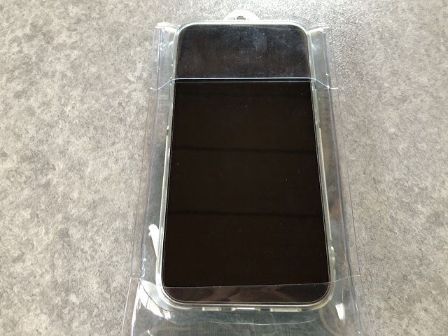100均のセリアで販売されているスマホ用冷却ケースを装着したiPhone