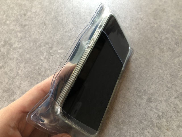 100均のセリアで販売されているスマホ用冷却ケースを装着したiPhoneの側面