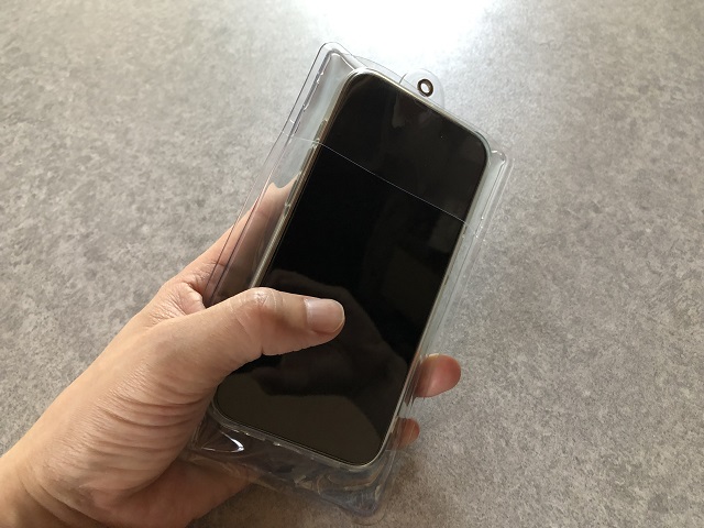 100均のセリアで販売されているスマホ用冷却ケースを装着したiPhone