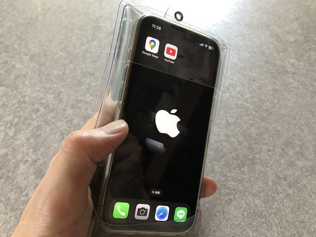 100均のセリアで販売されているスマホ用冷却ケースに装着したiPhone