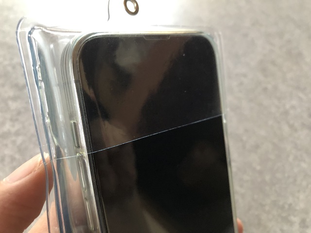 100均のセリアで販売されているスマホ用冷却ケースの上部分