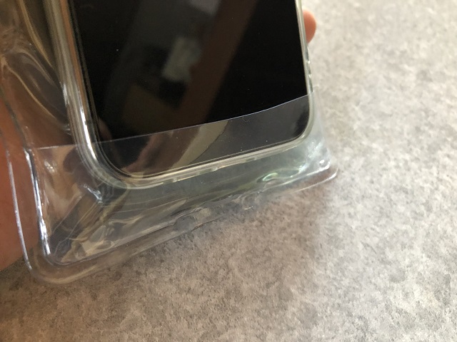 100均のセリアで販売されているスマホ用冷却ケースの下部分