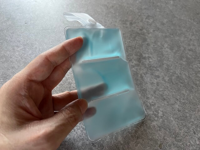 100均のセリアで売っているクールパックを手に持ったところ