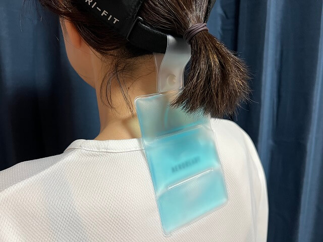 100均のセリアで販売されているクールパックを帽子に装着したところ