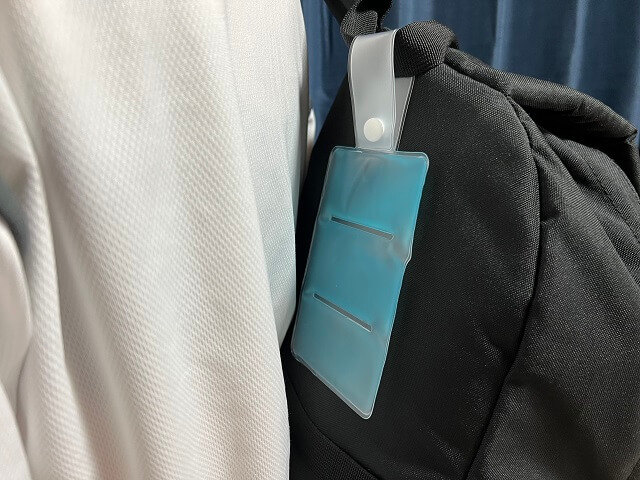 100均のセリアで販売されているクールパックをリュックと背中の間に装着したところ
