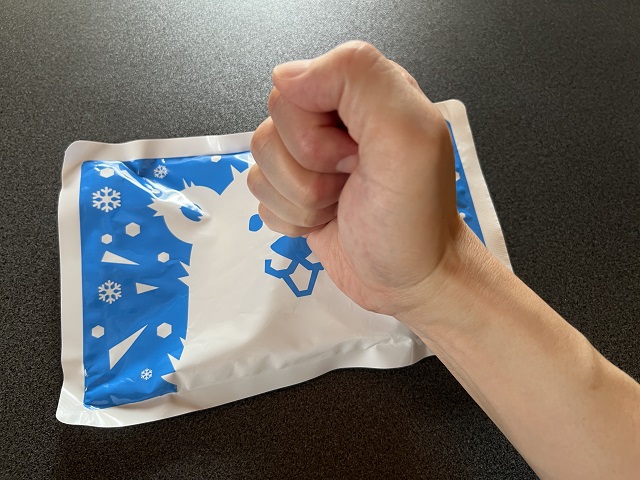 100均のダイソーで売っている瞬間冷却パックをたたくところ