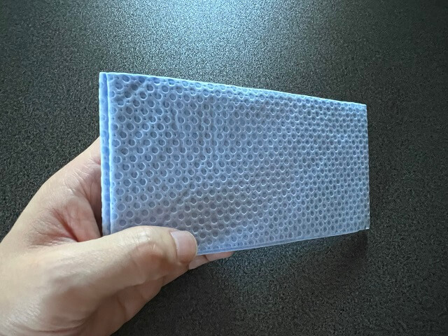 100均のセリアで売っているクールタオルを持ち上げたところ
