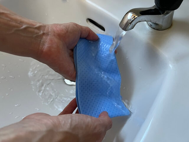 100均のセリアで売っているクールタオルを水道で濡らす