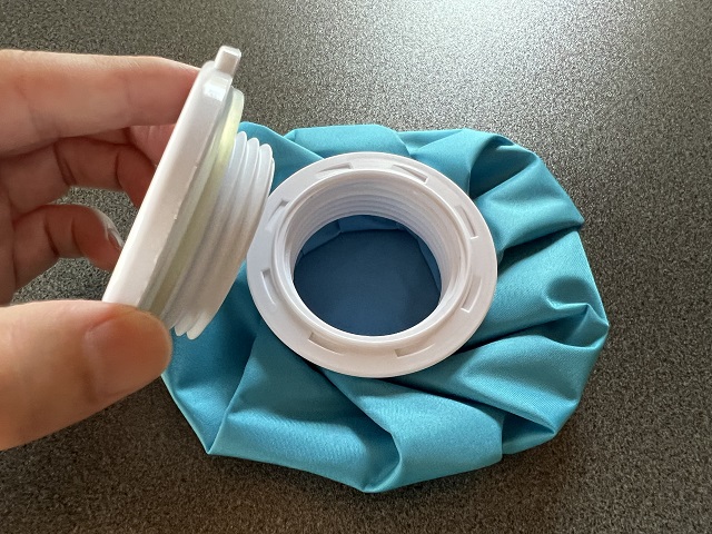 100均のダイソーで売っている氷嚢のフタを開けたところ