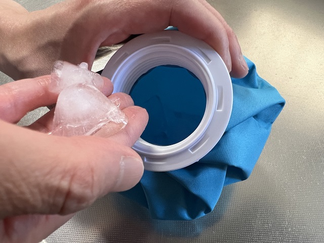 100均のダイソーで売っている氷嚢に氷を入れる