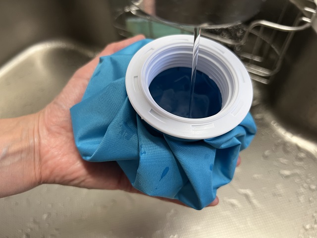 100均のダイソーで売っている氷嚢に水を入れるところ