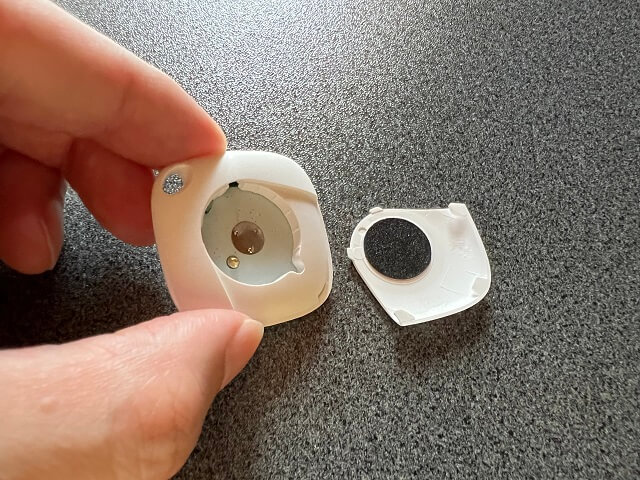 紛失防止タグのフタを開けたところ