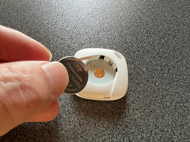紛失防止タグに電池を入れる