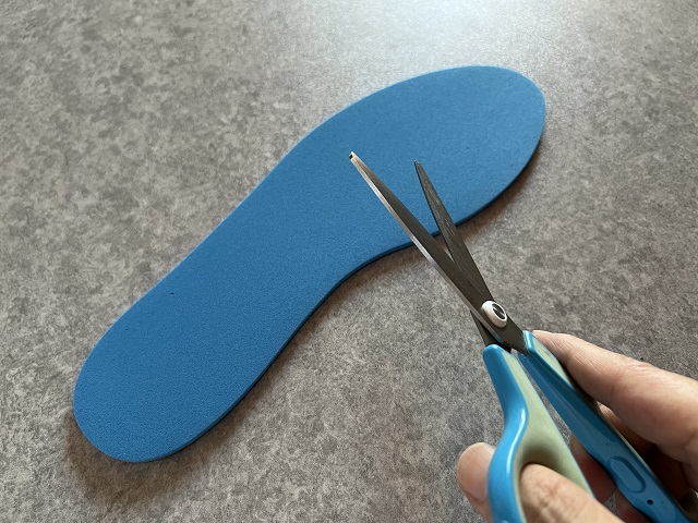 ダイソーのインソールをカットする方法
