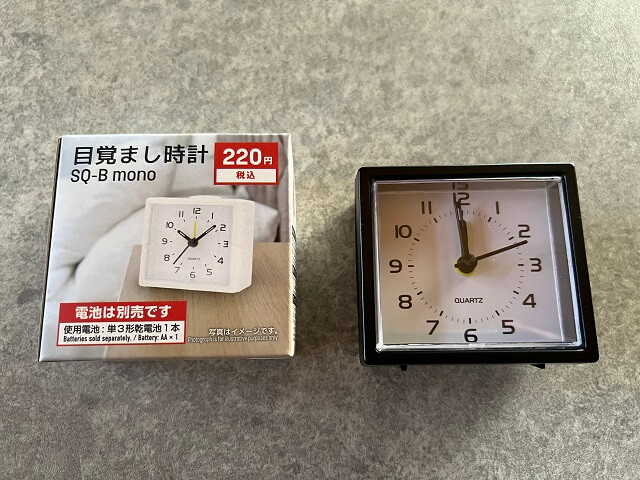 ダイソーの目覚まし時計SQ-B monoの外箱と本体