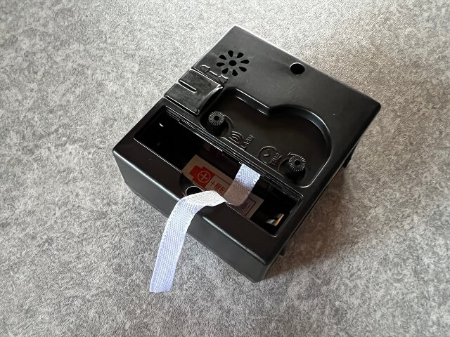 ダイソーの目覚まし時計SQ-B monoの電池格納フタを開ける