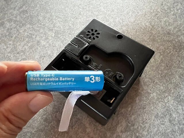 ダイソーの目覚まし時計SQ-B monoに電池を入れる