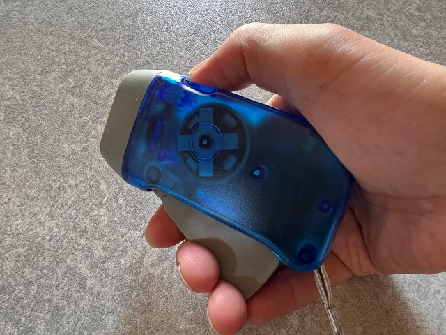 手動発電3LEDライトを放す