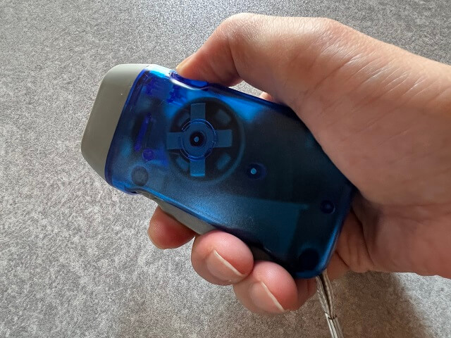 手動発電3LEDライトを握る
