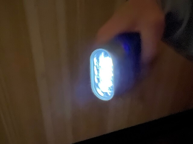 手動発電3LEDライトを照らしたところ(正面)
