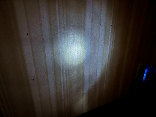 手動発電3LEDライトを照らしたところ