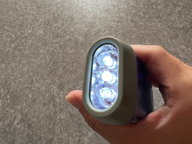 ダイソーの手動発電3LEDを照らしたところ