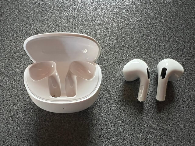 AirPods風ワイヤレスイヤホン本体と充電ケース