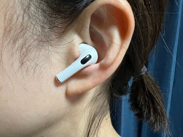ダイソーのAirPods風ワイヤレスイヤホンを装着したところ