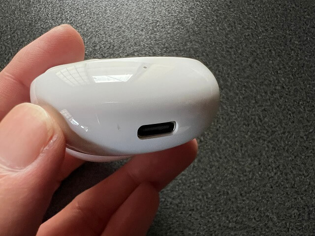 ダイソーのAirPods風ワイヤレスイヤホンの充電ポート