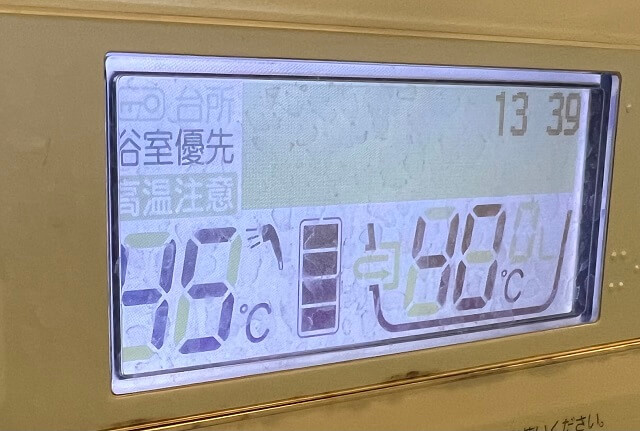 汚れた給湯パネル