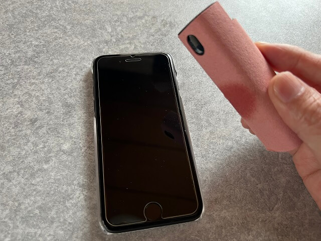 スプレーしたクロスでスマホの画面を拭く
