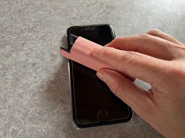 スマホを拭いていきます