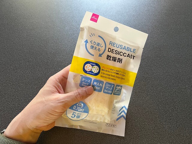 100均のダイソーで売っている繰り返し使える乾燥剤(除湿剤)