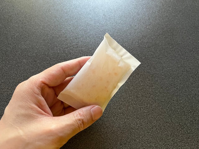 100均のダイソーで売っている繰り返し使える乾燥剤(除湿剤)のオレンジ色のビーズ部分