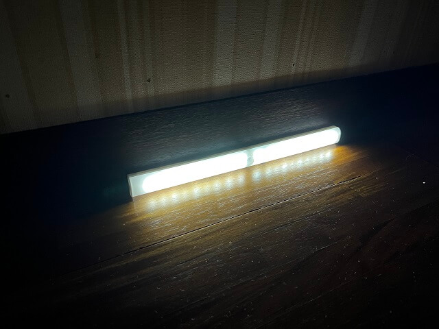 人感・明暗センサーLEDロングバーライトを廊下に置いて点灯しているところ