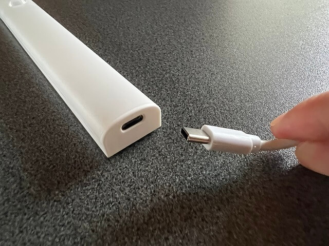 人感・明暗センサーLEDロングバーライトの側面にある充電ポート